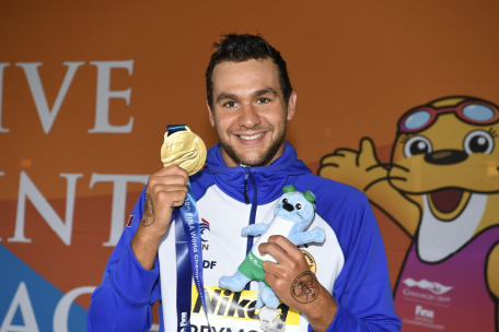 Axel Reymond sur le podium des Championnats du Monde 2019 à Gwangju - Médaille d'or du 25km en eau-libre